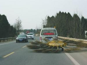 綿陽(yáng)風(fēng)火輪清掃車(chē)驚呆路人 “馬路神器”拯救地球