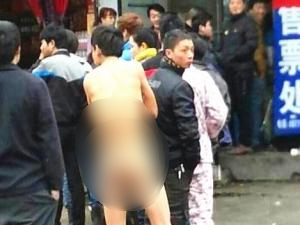 春運溫州一裸男排隊買車票被遣送回家