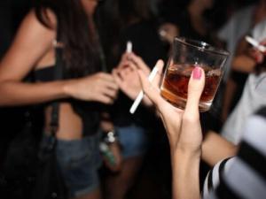 男性長期酗酒加快大腦老化-喝酒的危害