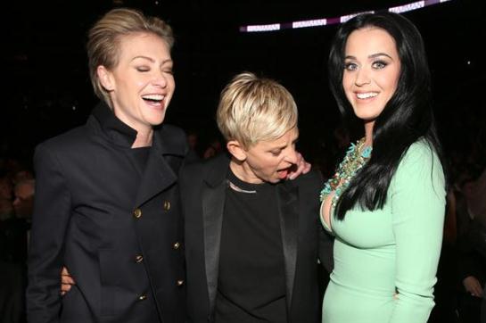 　　【格萊美頒獎(jiǎng)現(xiàn)場(chǎng)】主持人Ellen DeGeneres被歌手Katy Perry的爆乳咪咪嚇到了