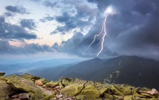 雷電來(lái)臨哪里最安全？電閃雷鳴自我保護(hù)法