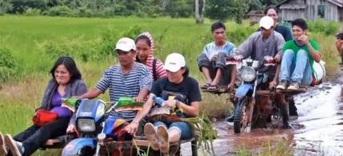 菲律賓將摩托車改成“土飛機” 一次能拉八個游客