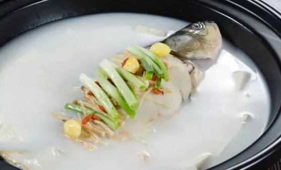 喝鯽魚(yú)湯可以調(diào)節(jié)腸胃 烹制奶白鯽魚(yú)湯的秘訣及禁忌